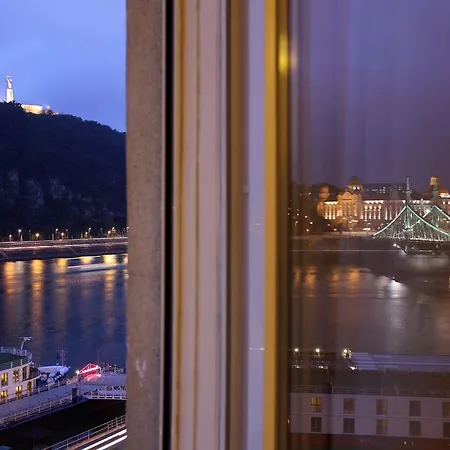 Riverview Apartment *